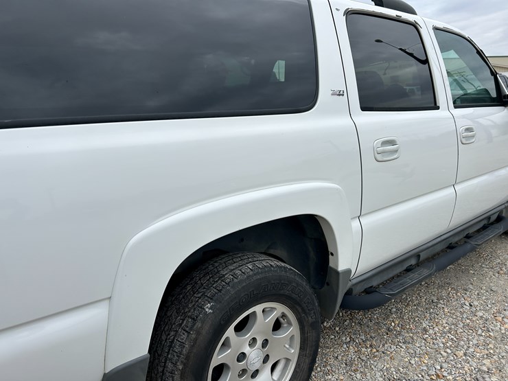 2004-chevrolet-suburban-image-9