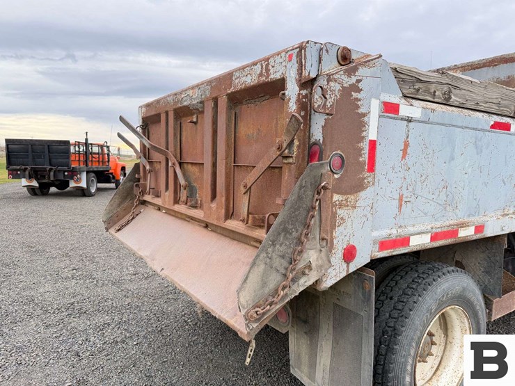 1996-freightliner-fl70-image-19