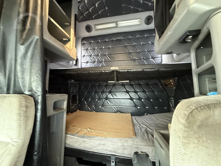 1988-freightliner-flc120-image-27