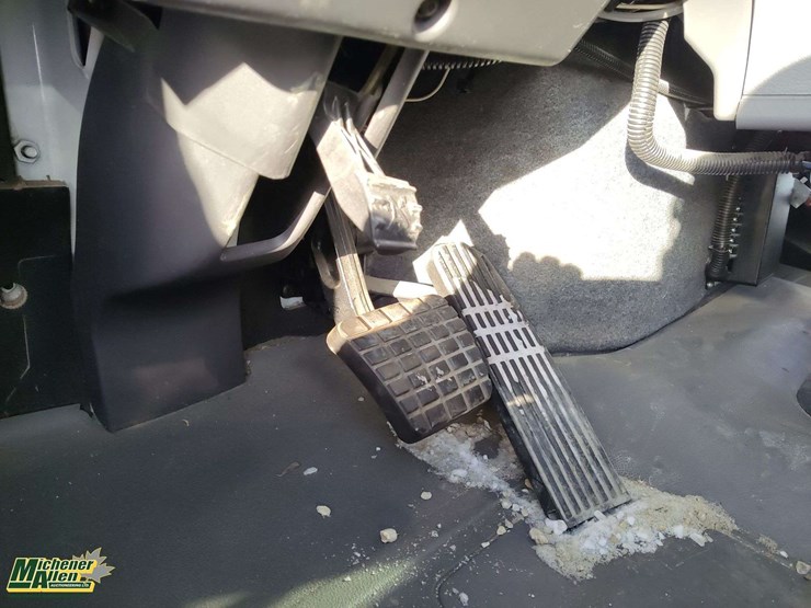 2009-freightliner-m2-106-image-16