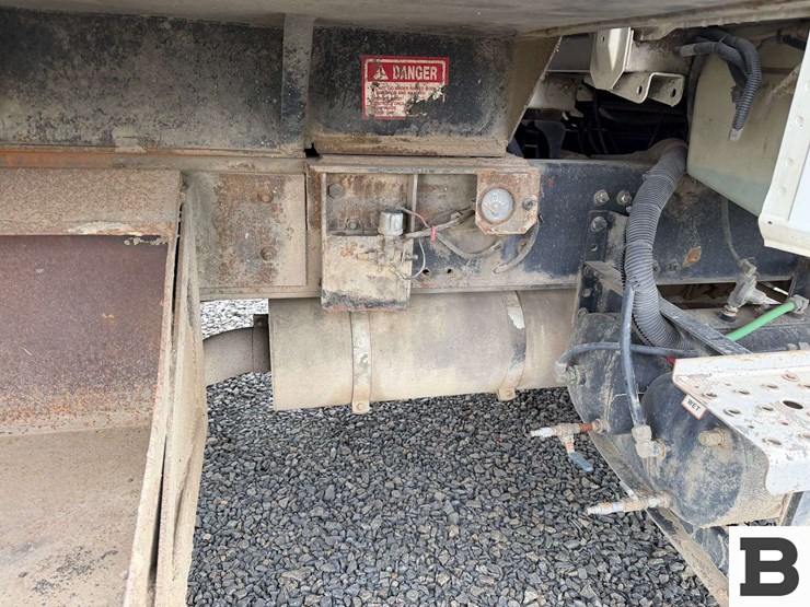 1996-freightliner-fl70-image-24