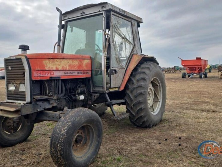 massey-ferguson-3070-tractor,-s/n-p083033:-cab-image-1
