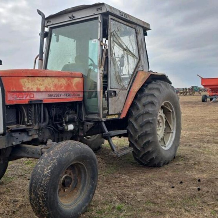 MASSEY FERGUSON 3070 TRACTOR, S/N P083033: CAB
