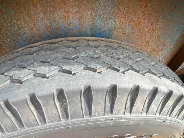 bullmobile-20'x6'-livestock-trailer-image-9