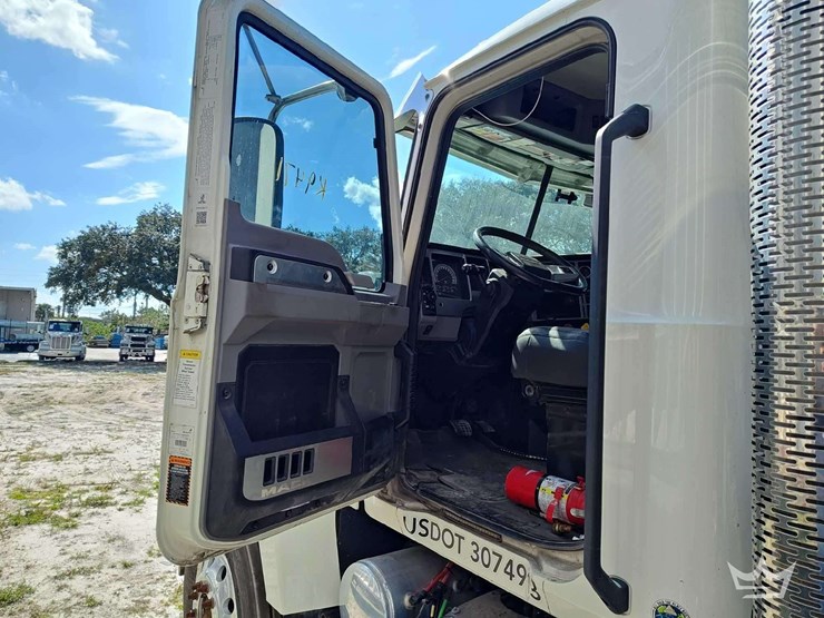 2022-mack-pinnacle-t/a-wet-kit-day-cab-truck-tractor-image-34