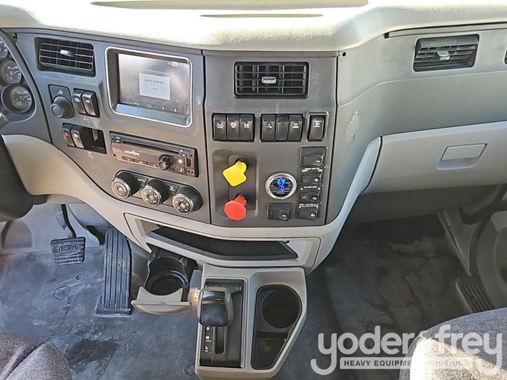 2018-peterbilt-579-image-37