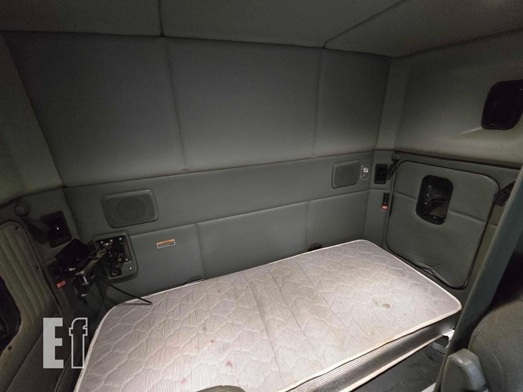 2017-kenworth-t880-image-25