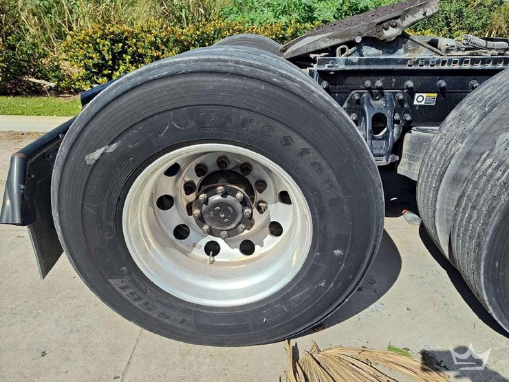 2023-peterbilt-567-image-43