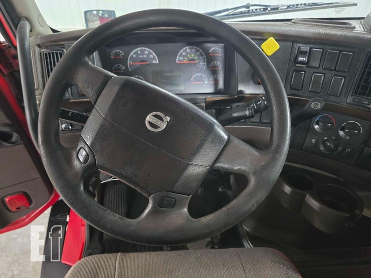 2017-volvo-vnl42300-image-10