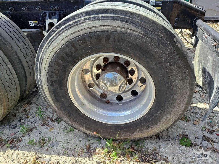 2023-peterbilt-567-t/a-wet-kit-day-cab-truck-tractor-image-40