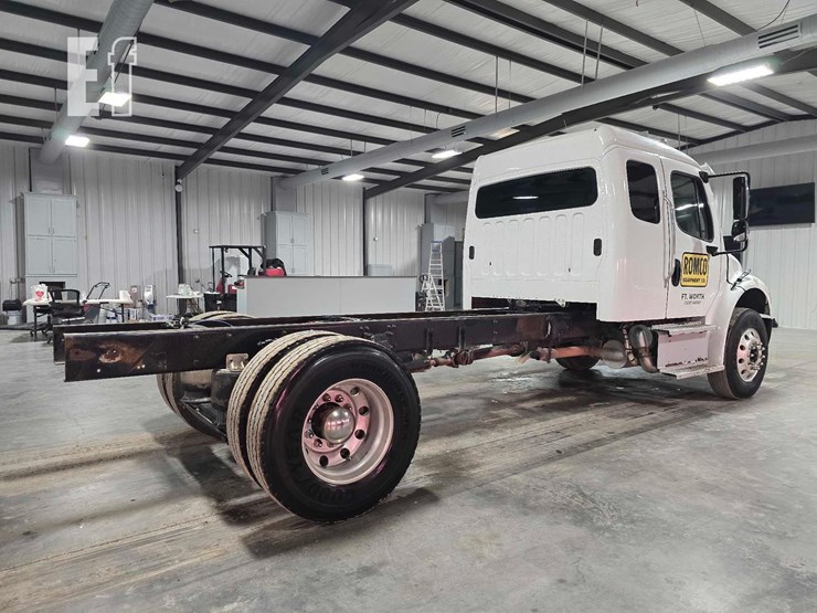 2017-freightliner-business-class-m2-106-image-3