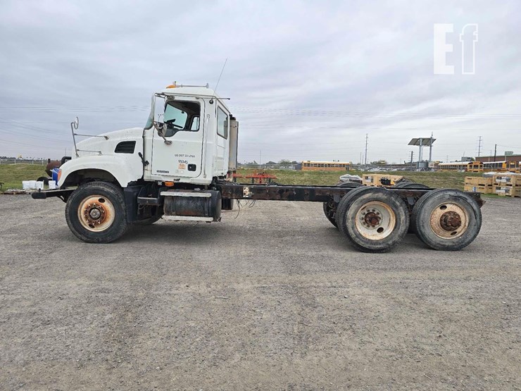 2007-mack-granite-cv713-image-5