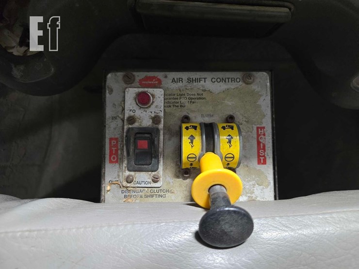 2016-freightliner-114sd-image-22