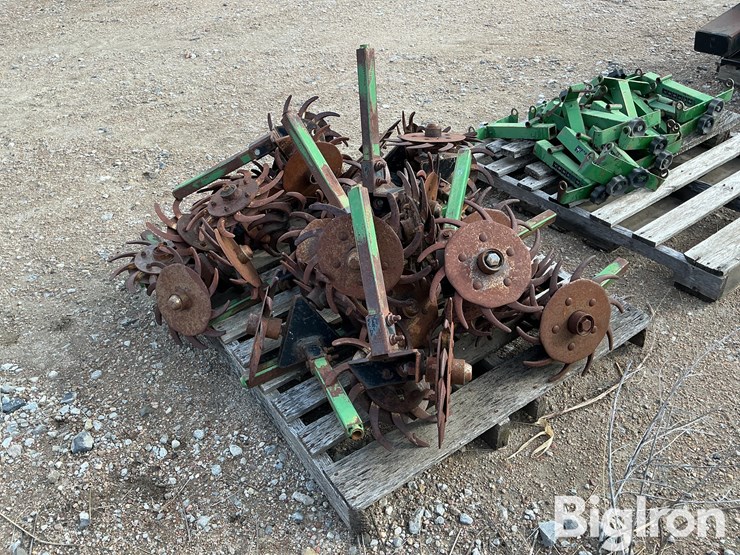 john-deere-max-emerge-planter-opening-units-image-3