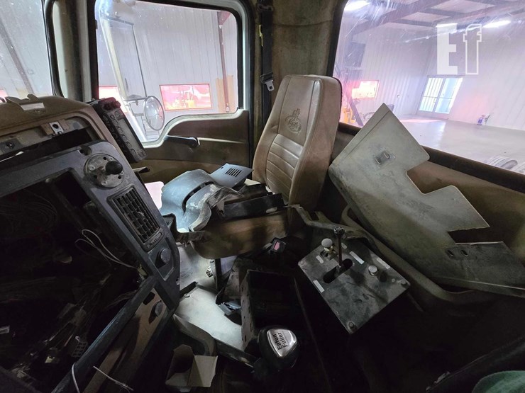 2012-mack-granite-gu713-image-18