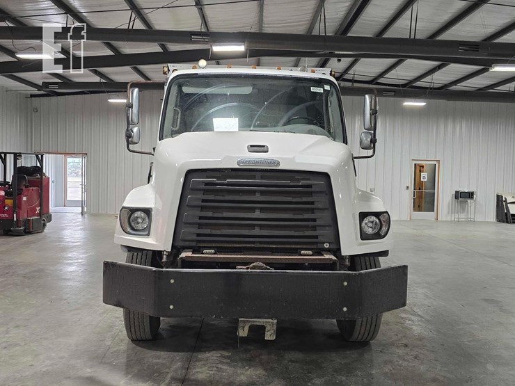 2016-freightliner-114sd-image-7