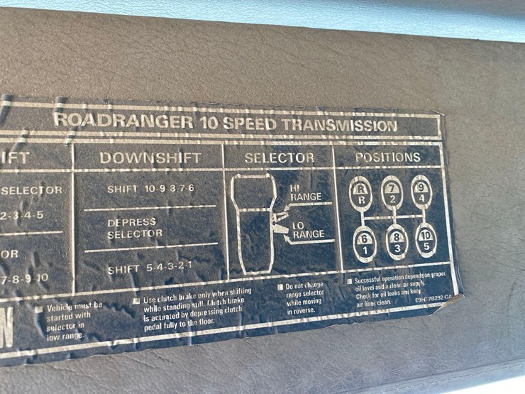 2005-sterling-at-9000-semi-tractor-image-41