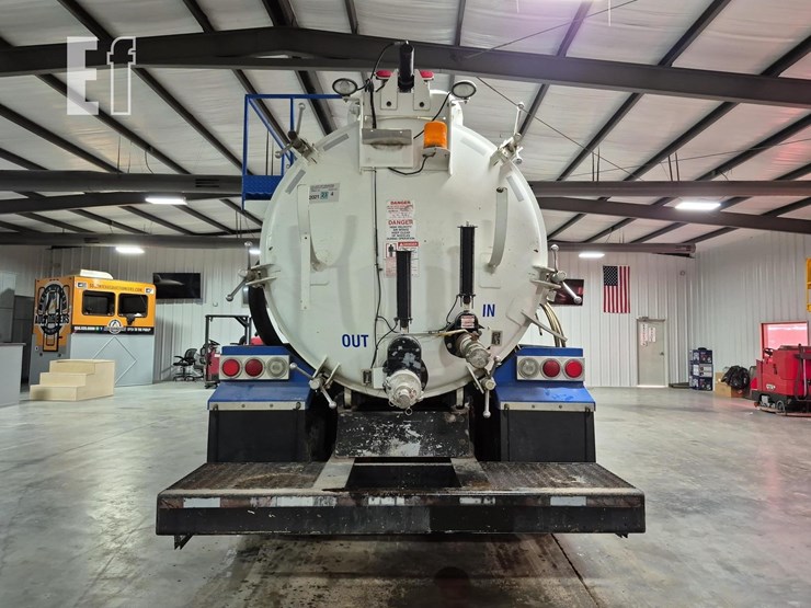 2014-freightliner-business-class-m2-106-image-8