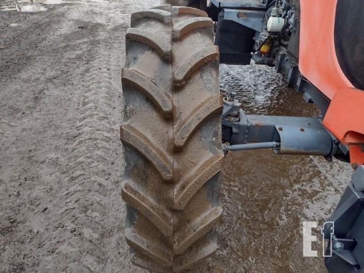 10-kubota-m108-tractor-image-16