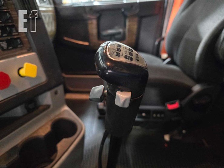 2020-freightliner-122sd-image-15