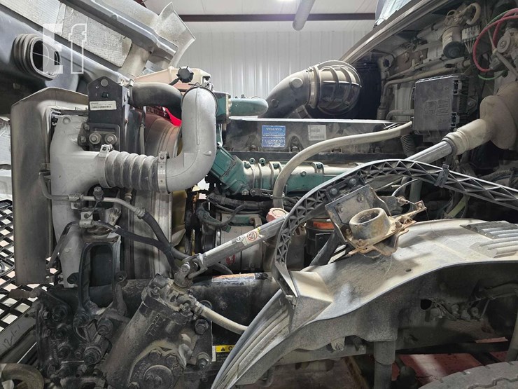 2013-volvo-vnl64t300-image-28