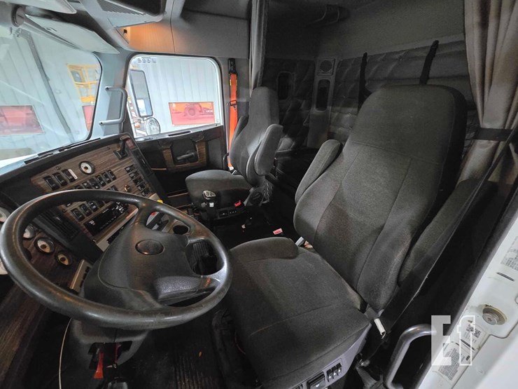 2020-freightliner-122sd-image-9