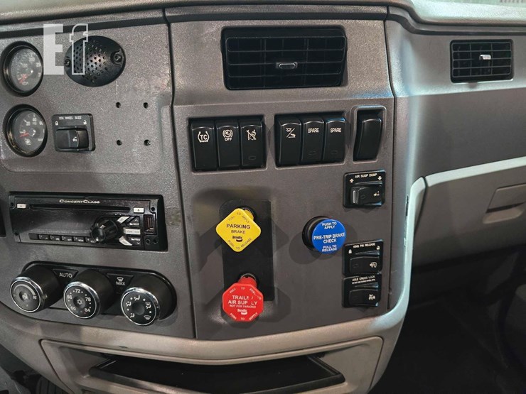 2017-peterbilt-579-image-22