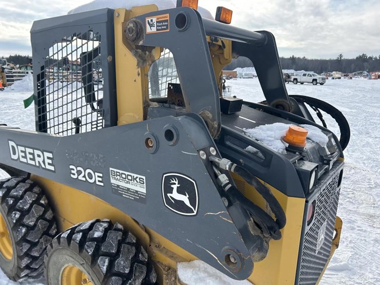2017-deere-320e-image-27