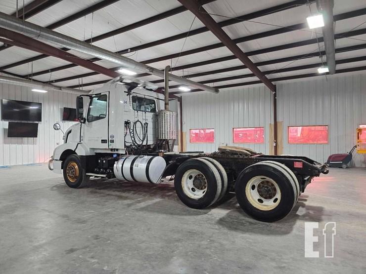 2013-volvo-vnl64t300-image-4