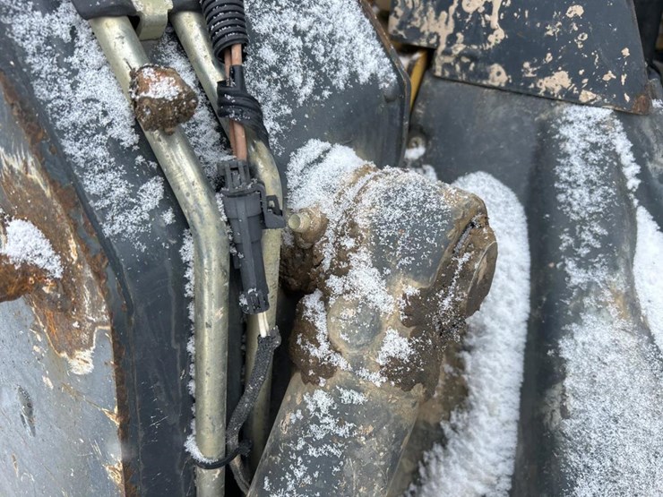 2017-deere-320e-image-13