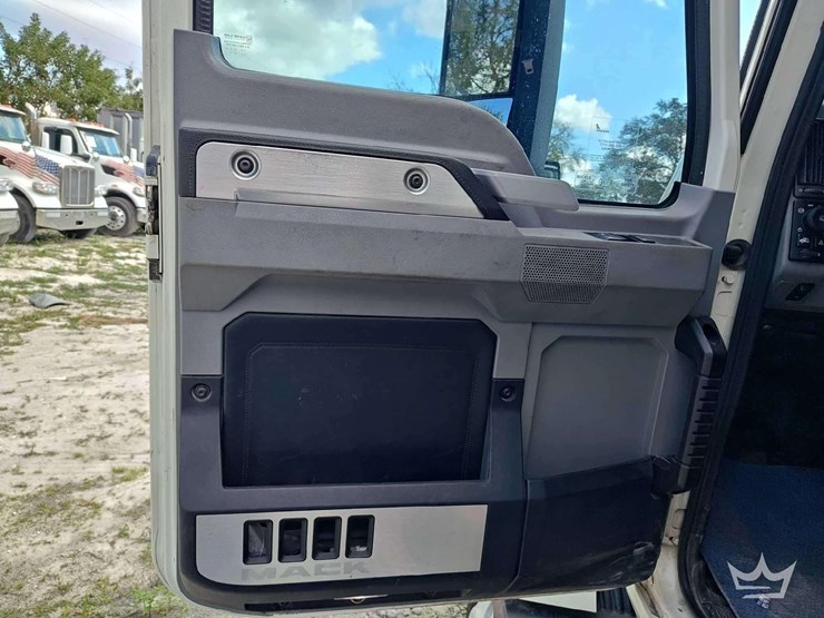 2022-mack-anthem-t/a-wet-kit-day-cab-truck-tractor-image-10