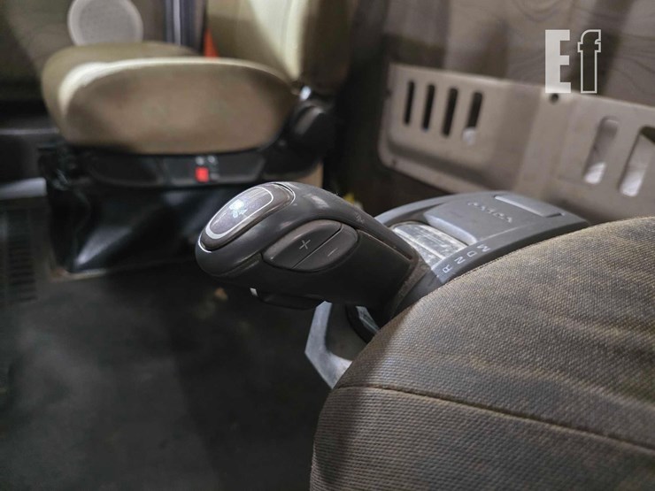 2013-volvo-vnl64t300-image-16