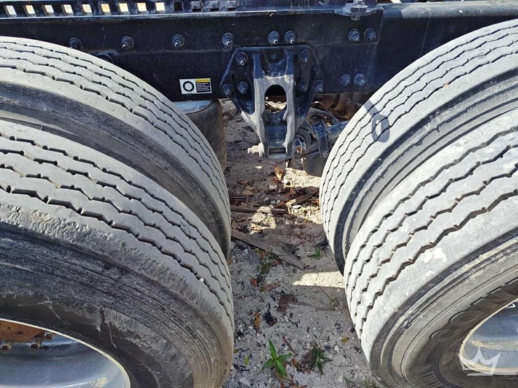 2023-peterbilt-567-t/a-wet-kit-day-cab-truck-tractor-image-17