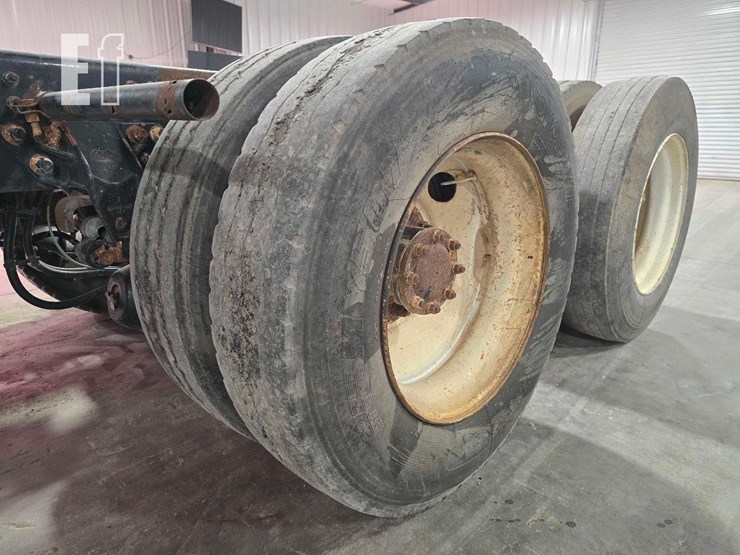 2012-mack-granite-gu713-image-22