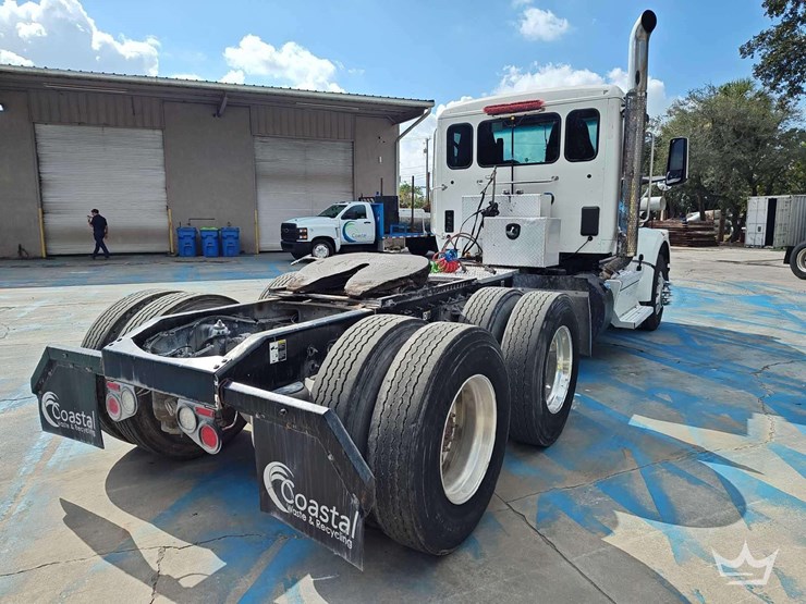 2022-peterbilt-567-t/a-wet-kit-day-cab-truck-tractor-image-3