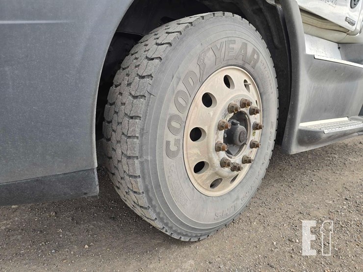 2018-freightliner-cascadia-113-image-9