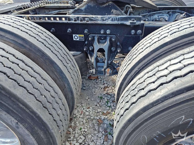 2022-peterbilt-567-t/a-wet-kit-day-cab-truck-tractor-image-29