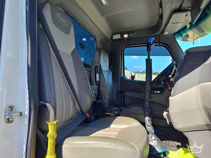 2022-peterbilt-567-image-24