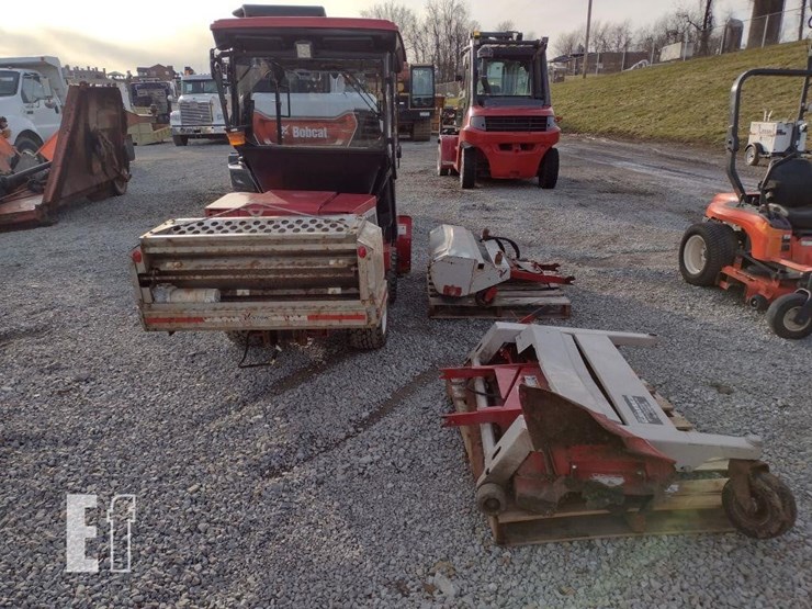 ventrac-3400l-lawn-mower-w/blade-&-broom-image-4