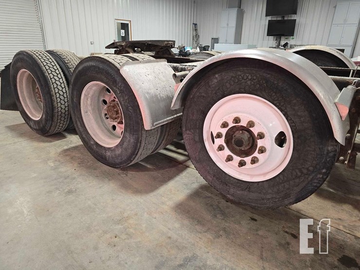 2013-freightliner-columbia-120-image-24