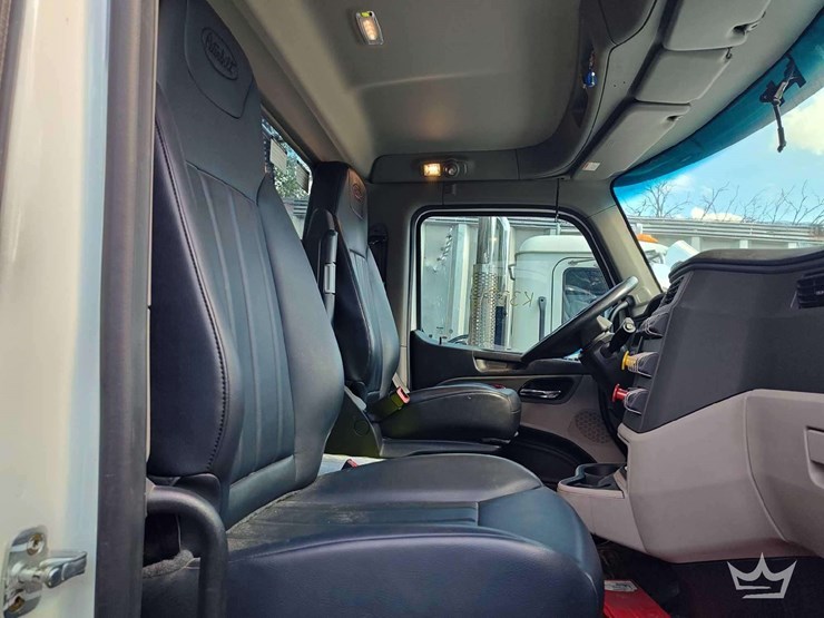 2022-peterbilt-567-t/a-wet-kit-day-cab-truck-tractor-image-33