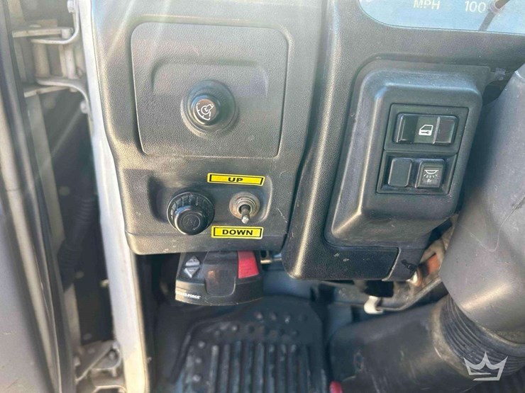 2006-isuzu-npr-image-10