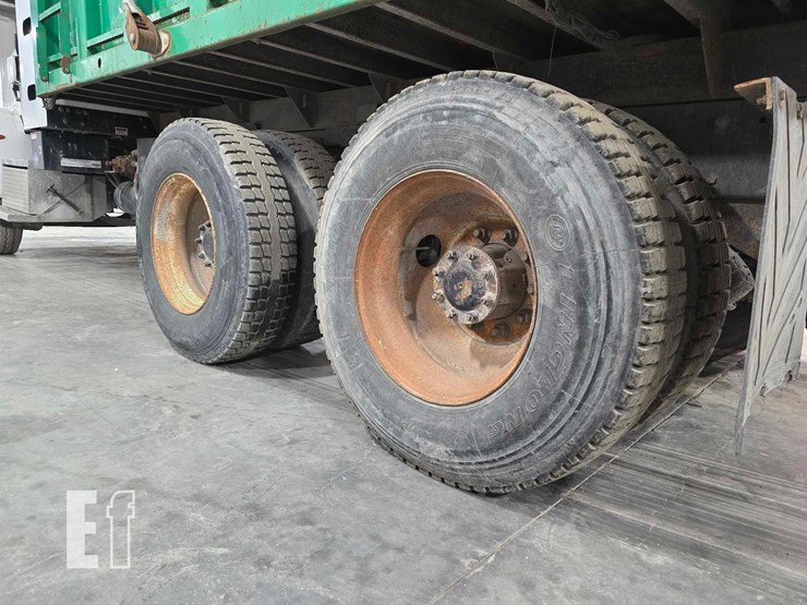 2013-peterbilt-365-image-31