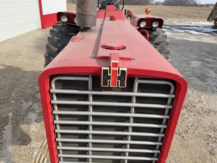 1970-ih-farmall-856-tractor-image-10