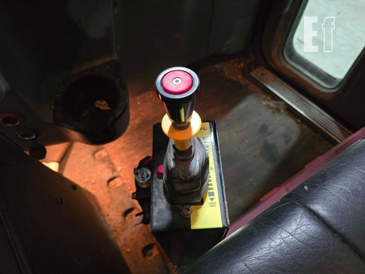 2012-peterbilt-365-image-17