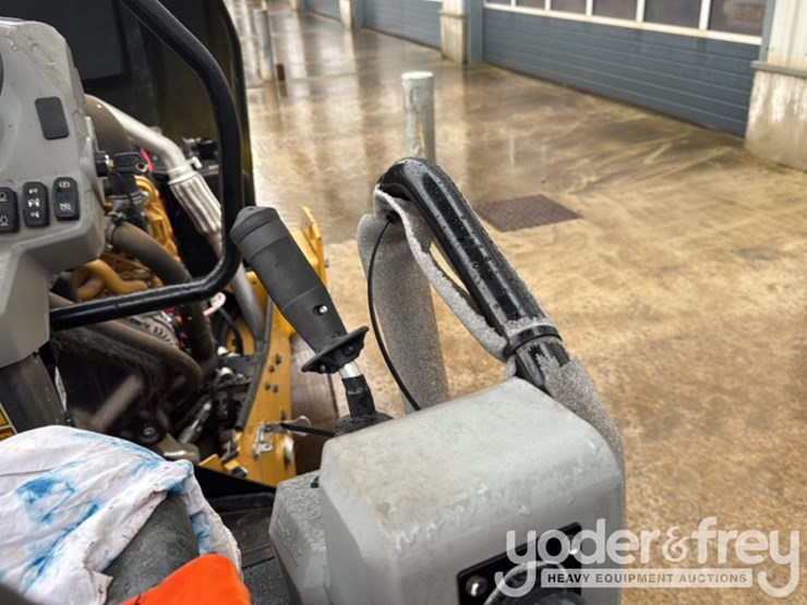 2024-caterpillar-cb2.7-image-24