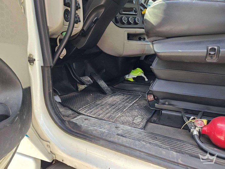 2023-peterbilt-567-t/a-wet-kit-day-cab-truck-tractor-image-39