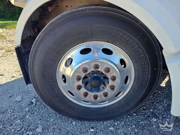 2022-peterbilt-567-image-37