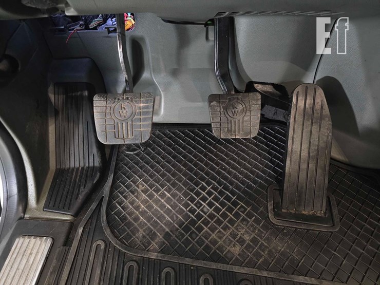 2017-kenworth-t880-image-18