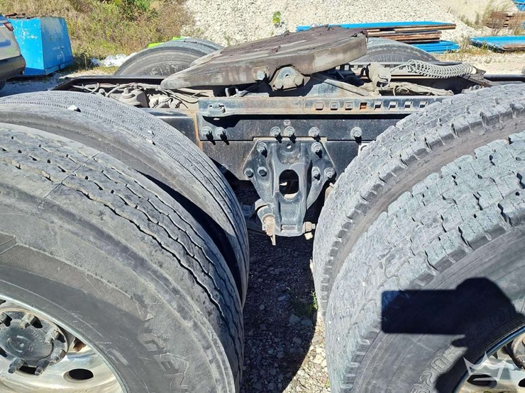 2022-peterbilt-567-image-31